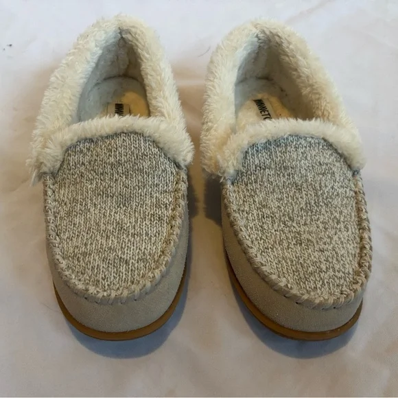 Minnetonka Women’s Suede/ Fur Lined Moccasins in Cream/Beige Sz 10 - Picture 2 of 9